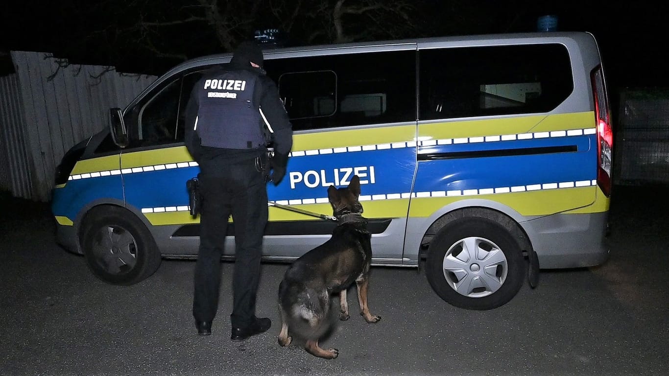 Die Polizei suchte mit Hunden in Hamburg-Reitbrook nach einem Mann mit einem Gewehr.