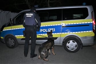 Die Polizei suchte mit Hunden in Hamburg-Reitbrook nach einem Mann mit einem Gewehr.