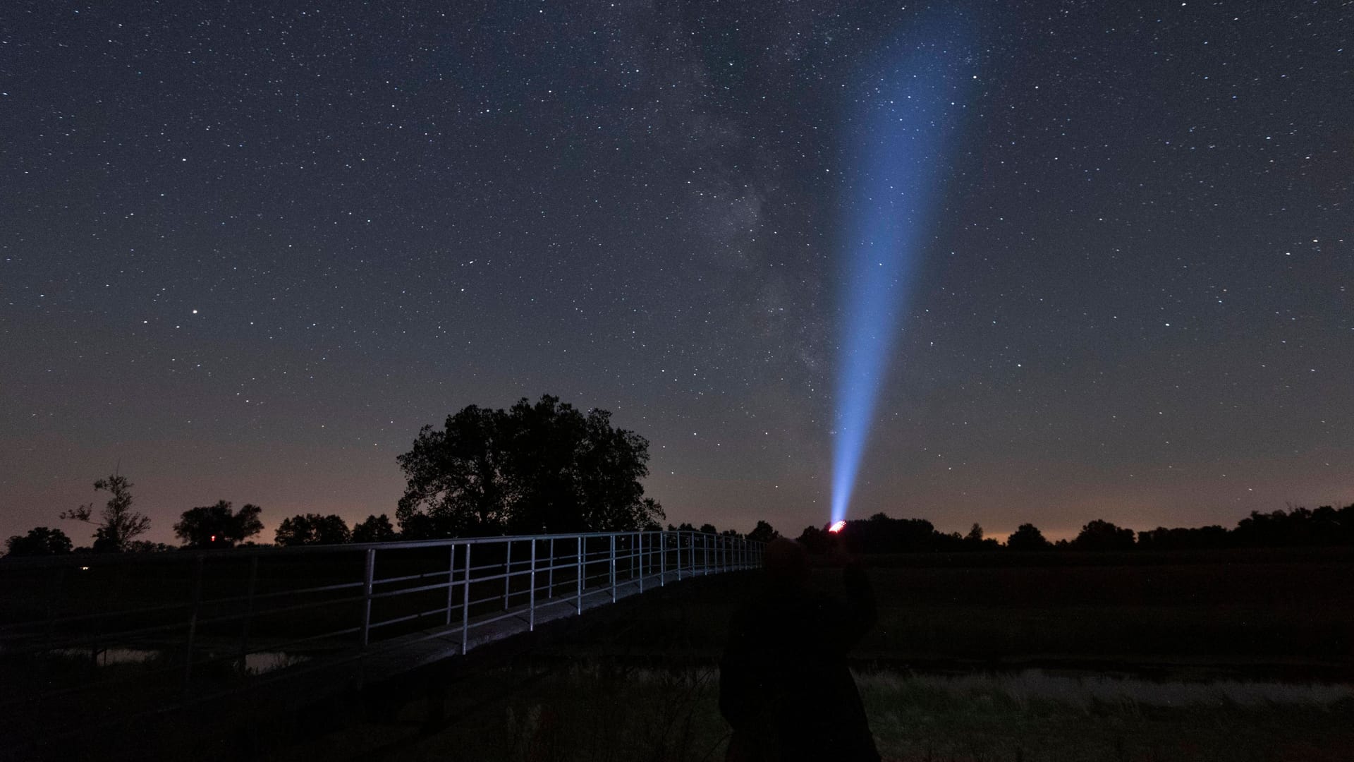 Himmelsspektakel vor der Haustür: Zwar gibt es hierzulande keine Polarlichter zu sehen, dafür können sich Himmelsbegeisterte über viele Sternenbilder und astronomische Ereignisse freuen.