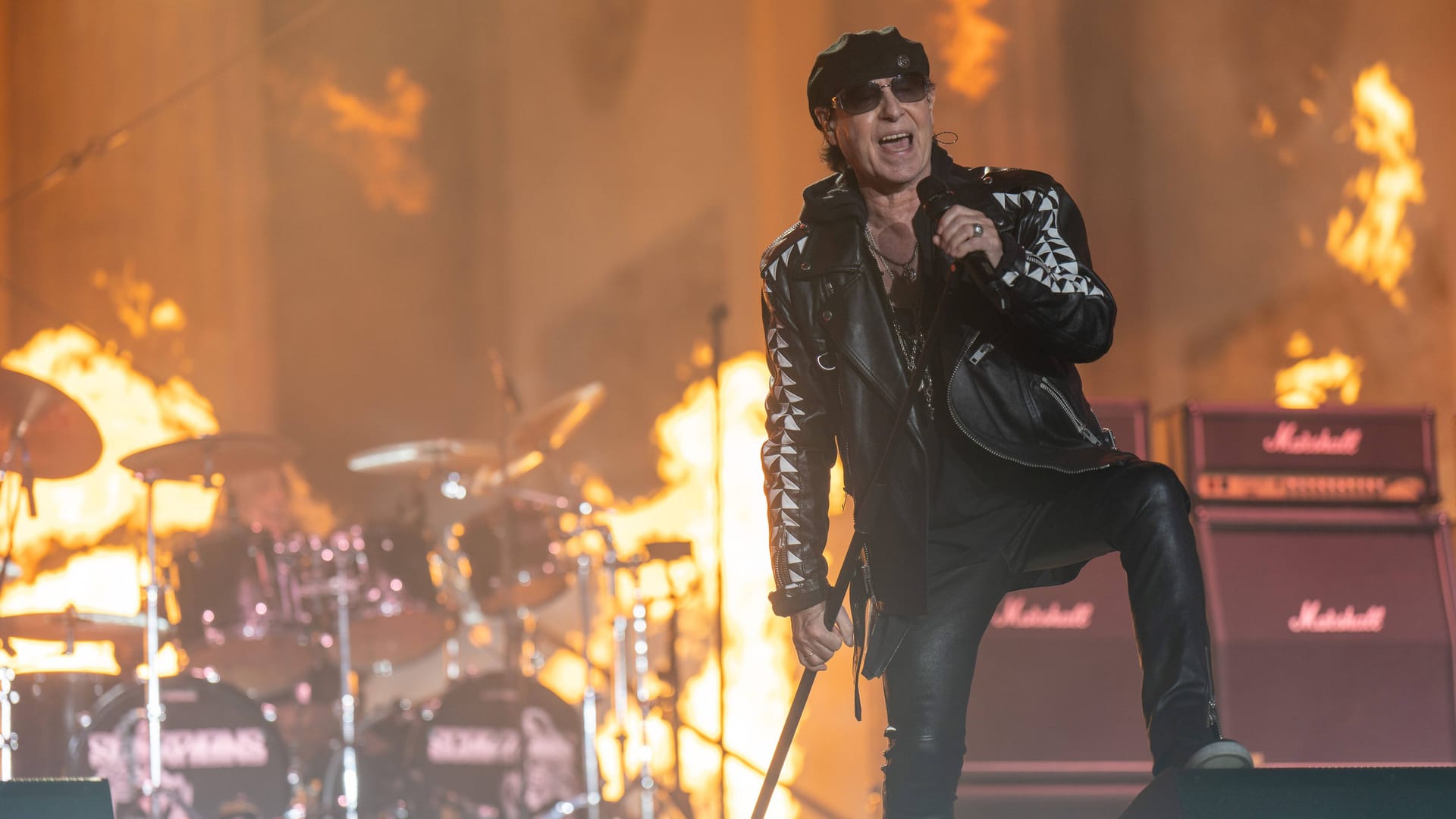 Klaus Meine singt zur Silvester-Party am Brandenburger (Archivbild): Mit früheren Ansichten gehen die Scorpions seit dem Ukraine-Krieg auf deutliche Distanz.