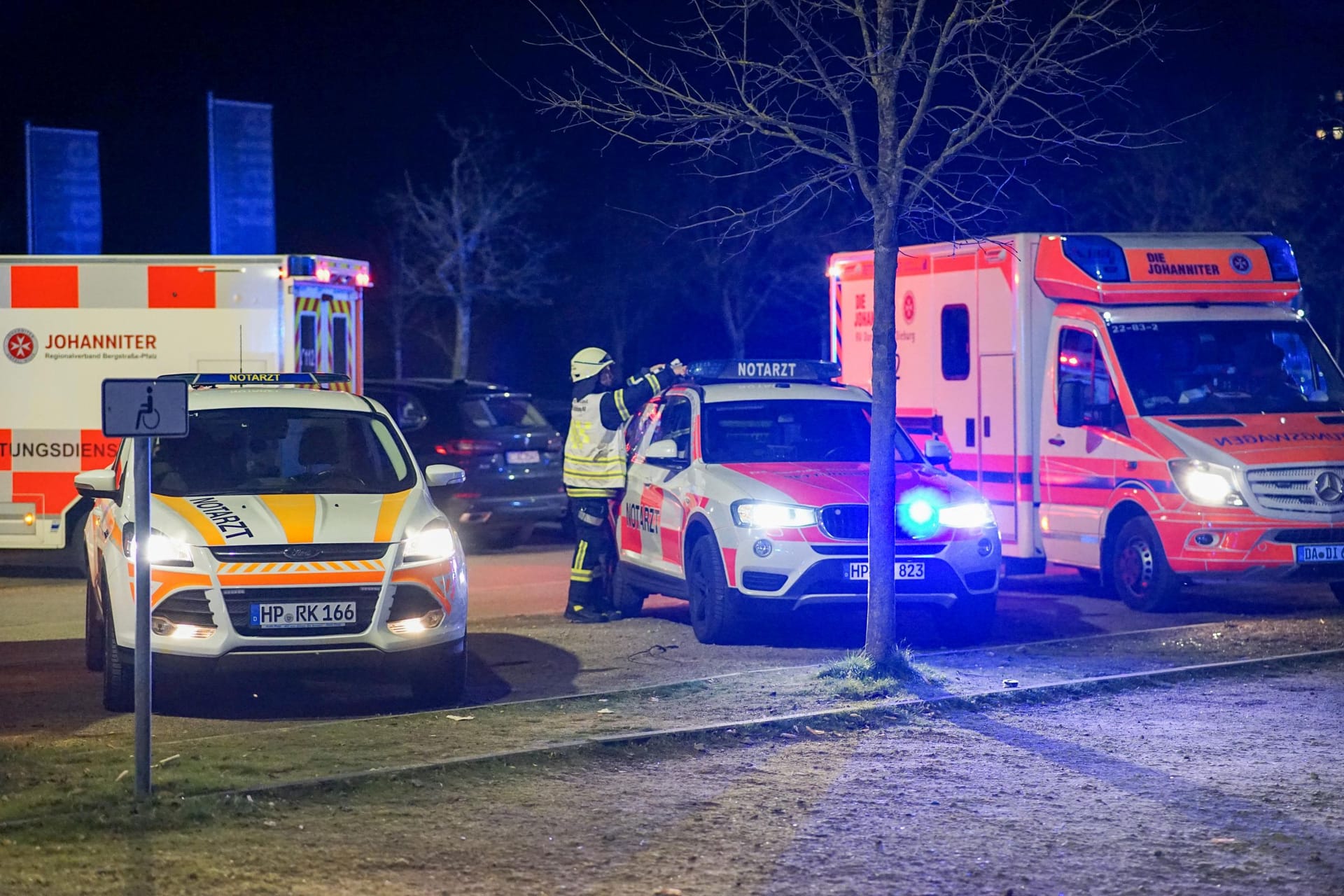 Rettungskräfte bei der Flüchtlingsunterkunft in Bensheim: Die Täter wurden festgenommen.