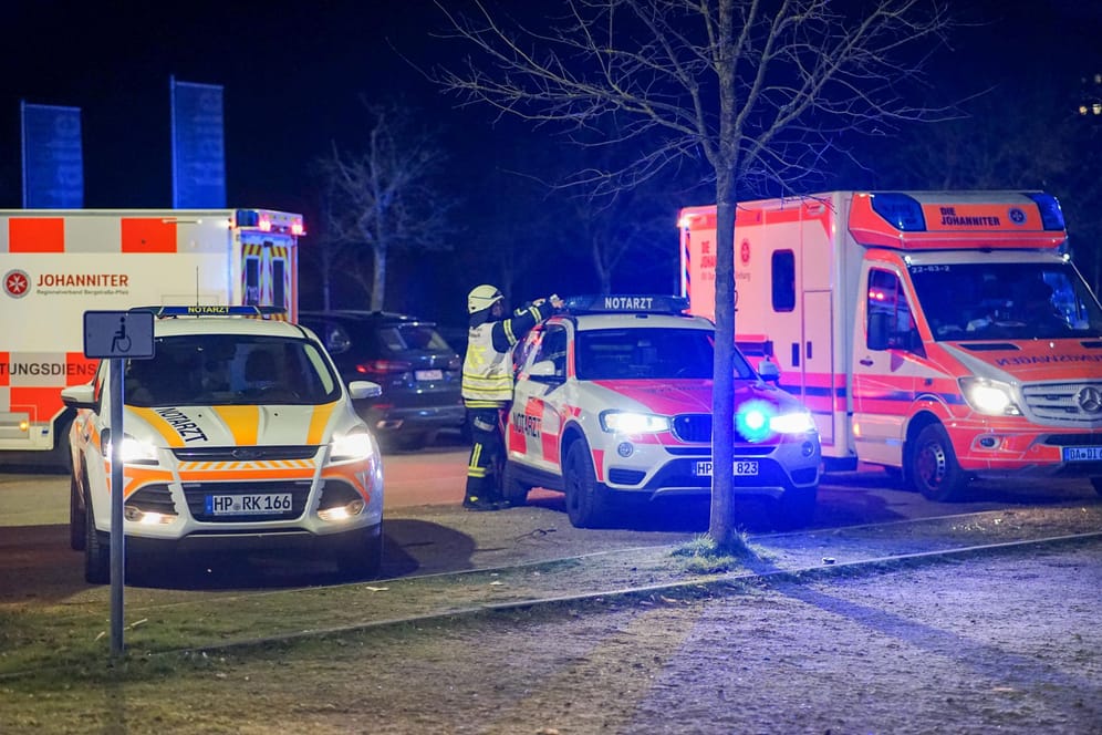 Rettungskräfte bei der Flüchtlingsunterkunft in Bensheim: Die Täter wurden festgenommen.
