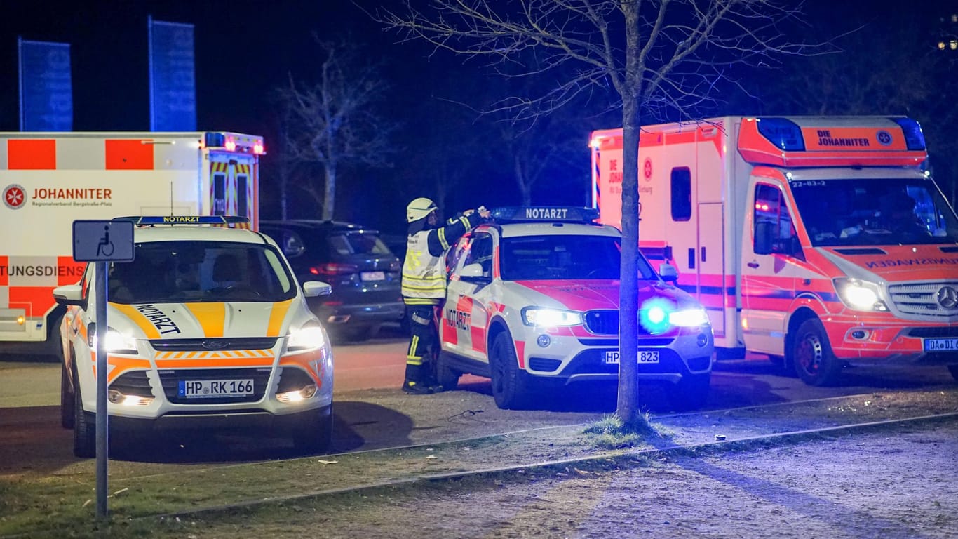 Rettungskräfte bei der Flüchtlingsunterkunft in Bensheim: Die Täter wurden festgenommen.