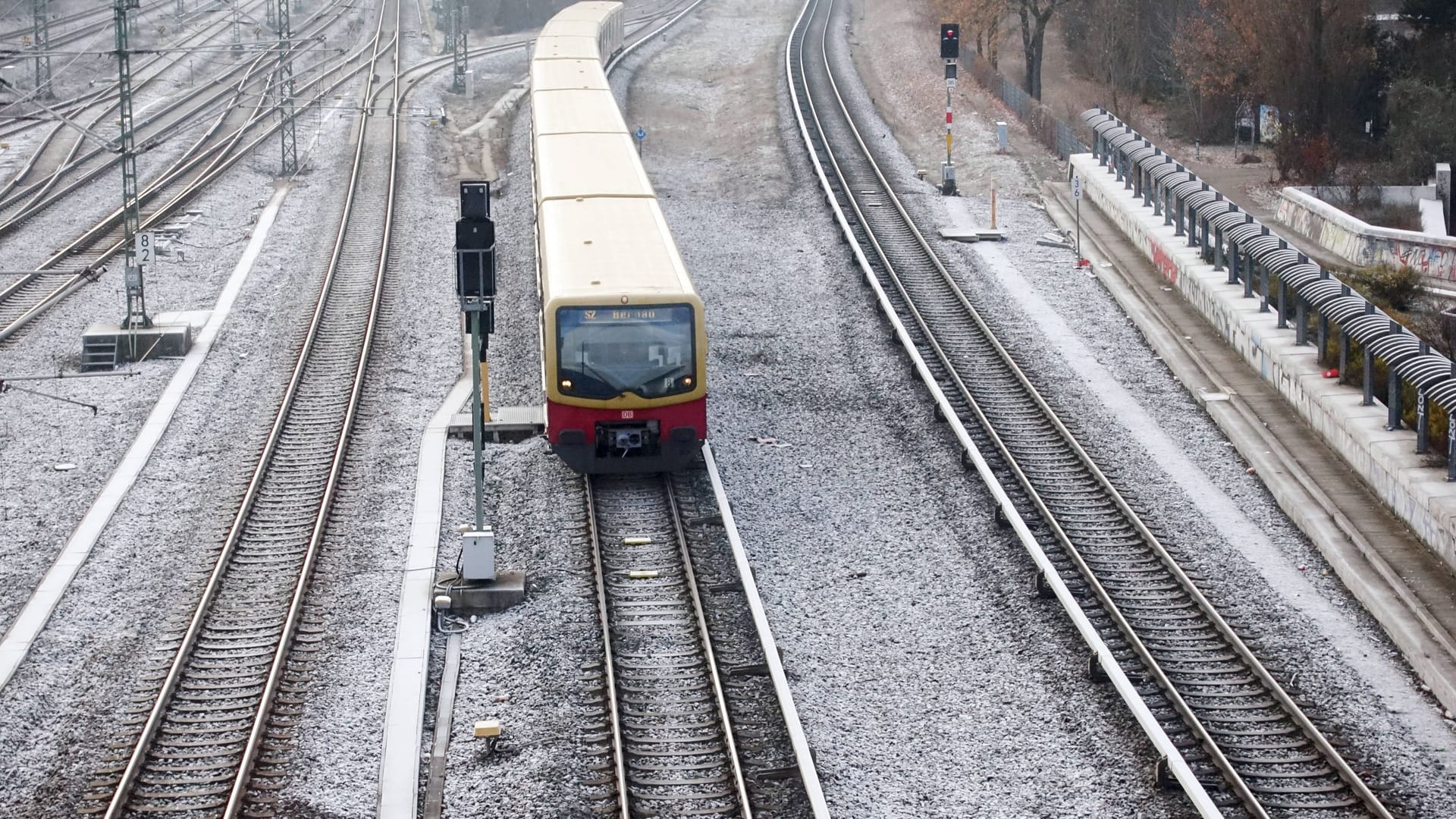 Eine S-Bahn im Winter (Archivbild): In Berlin bleibt es weiter kalt.