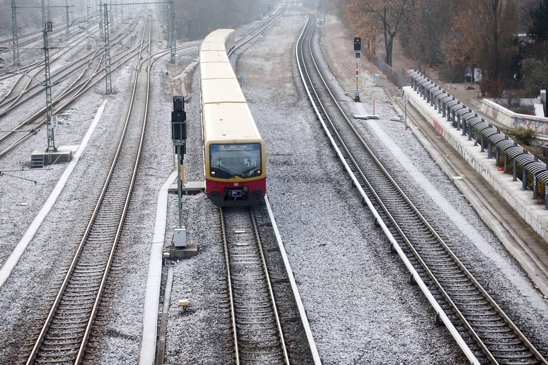 Eine S-Bahn im Winter (Archivbild): In Berlin bleibt es weiter kalt.