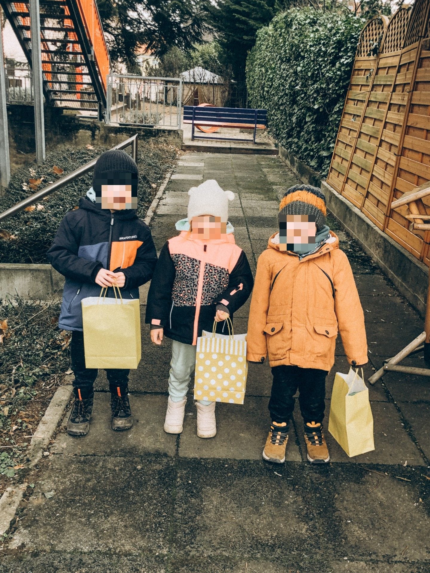 Die beiden Söhne von Diana (links und rechts): Am Jahrestag des Ukraine-Kriegs erhielten sie als Zeichen der Solidarität Süßigkeiten im Kindergarten.