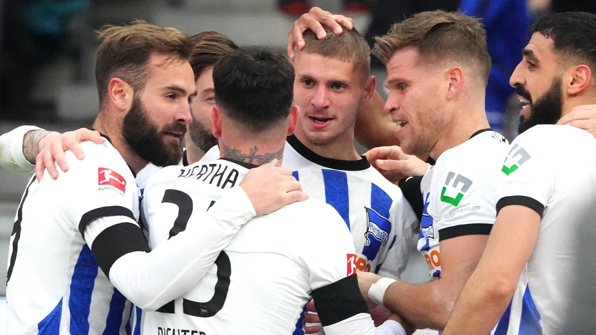 Herthas Spieler bejubeln mit dem Torschützen Herthas Morton Dardai (M.) den Treffer zum 2:1 gegen Gladbach. Herthas Spieler bejubeln mit dem Torschützen Herthas Morton Dardai (M.) den Treffer zum 2:1 gegen Gladbach.