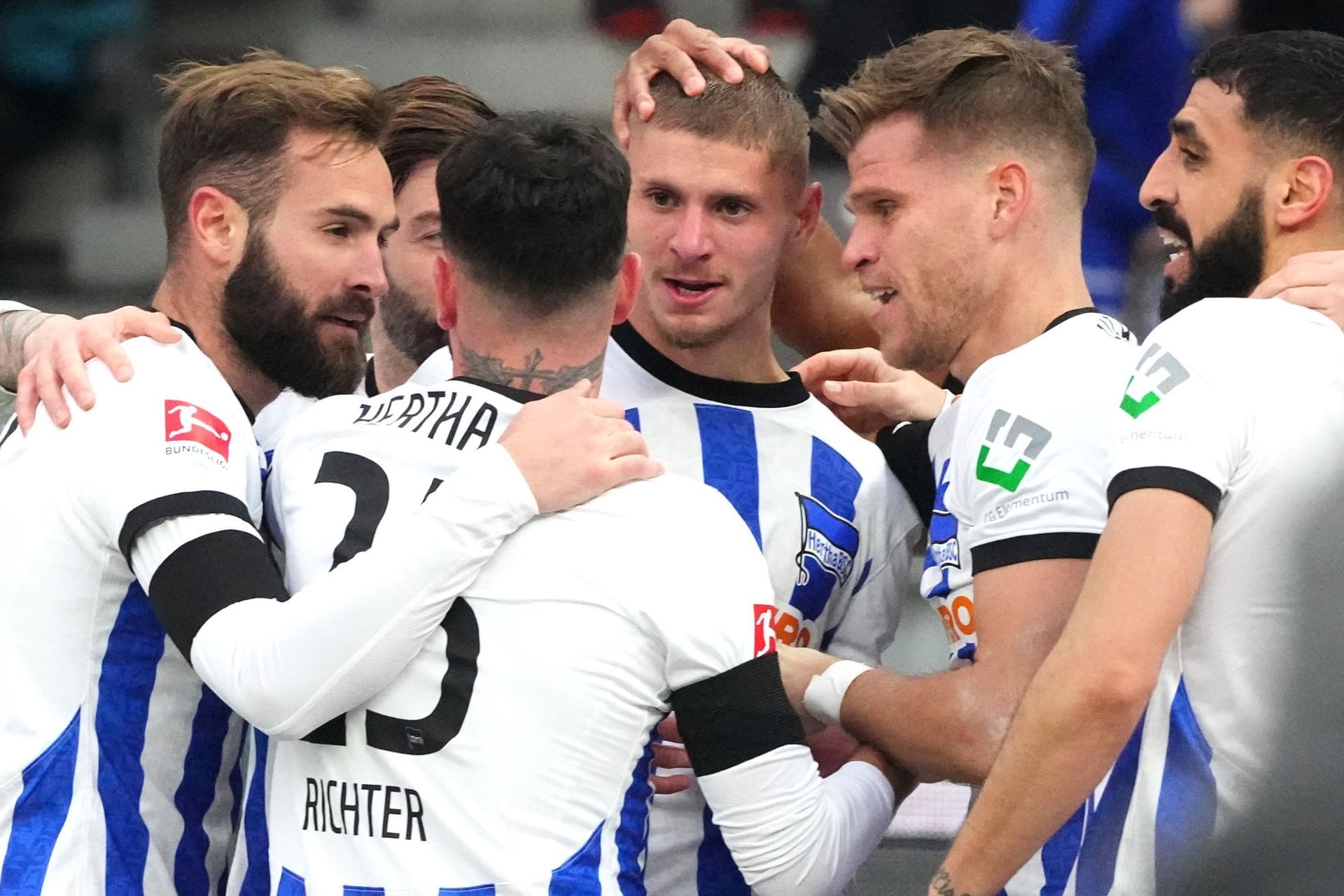 Herthas Spieler bejubeln mit dem Torschützen Herthas Morton Dardai (M.) den Treffer zum 2:1 gegen Gladbach.