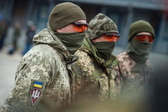 Ukrainische Soldaten in Munster: Ihre Gesichter sind vermummt, damit sie vom Feind nicht identifiziert werden können.