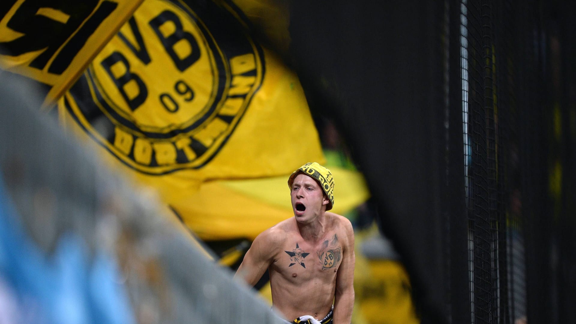 FUSSBALL DFB POKAL 2. RUNDE SAISON 2013 2014 Borussia Dortmund 24.09.2013 Ein Borussia Dortmund Ultra Fan auf dem Zaun der der Allianz Arena in München. PUBLICATIONxNOTxINxAUTxSUIxITA