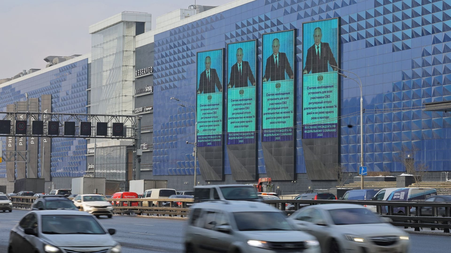 Die Rede des Kreml-Chefs wird in Moskau auch auf den Straßen übertragen.