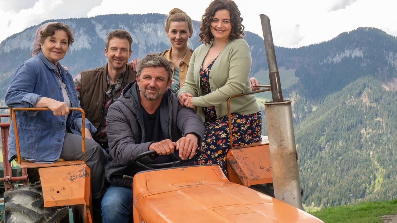 "Der Bergdoktor": Dr. Martin Gruber (Hans Sigl, m.) auf Lilli (Ronja Forcher, r.), Lisbeth (Monika Baumgartner, r.), Hans (Heiko Ruprecht) und Linn (Andrea Gerhard).