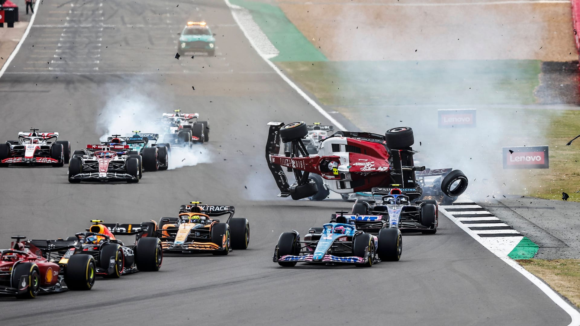 Unfall nach dem Start in Silverstone 2022: Kurze Zeit später kamen Aktivisten auf die Strecke.