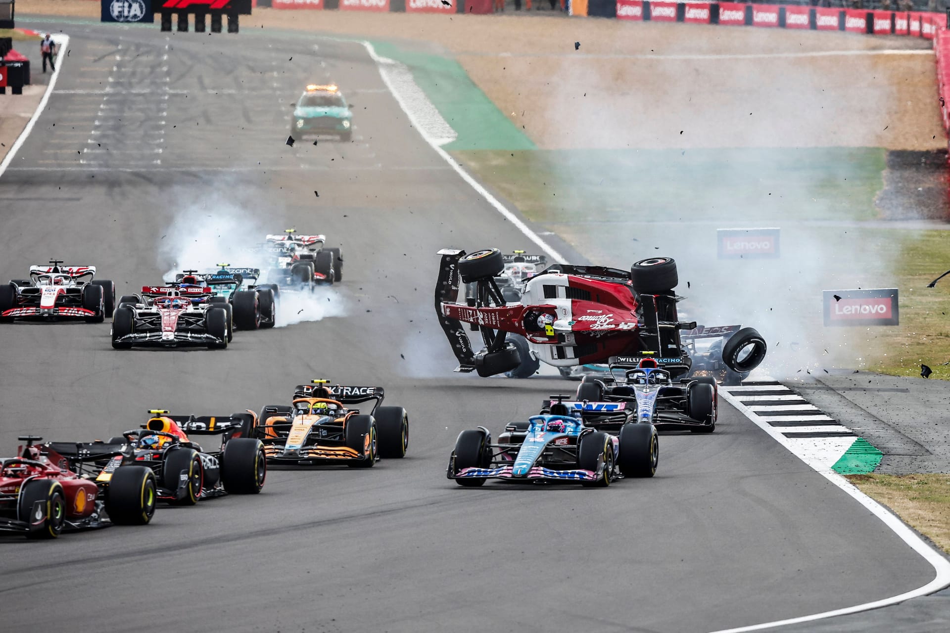 Unfall nach dem Start in Silverstone 2022: Kurze Zeit später kamen Aktivisten auf die Strecke.