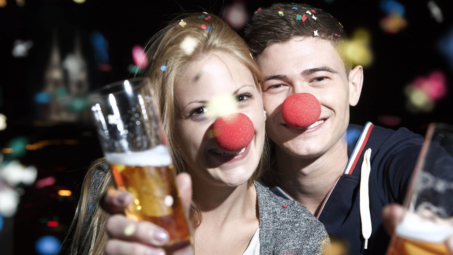 Zwei Jecken halten Kölschgläser in der Hand (Symbolbild): An Karneval steigen die Kölschpreise.