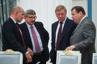 Oligarch Viktor Kharitonin (links) mit weiteren russischen Wirtschaftsbossen im Kreml (Archivbild): Jetzt wird seine Macht auch in Deutschland sichtbar.
