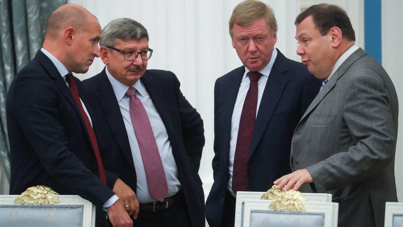 Oligarch Viktor Kharitonin (links) mit weiteren russischen Wirtschaftsbossen im Kreml (Archivbild): Jetzt wird seine Macht auch in Deutschland sichtbar.