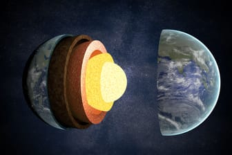 Die Erde und ihre Schichten: Neuen Erkenntnissen zufolge verbirgt sich im inneren Kern womöglich noch ein bislang unbekannter Kern.