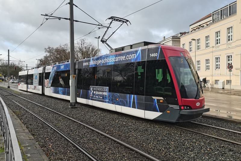 Eine Straßenbahn in Braunschweig fährt über Gleisschotter (Archivbild): Statt grauen Steinen sollen farbenfrohe Blumen Mensch und Tier erfreuen.