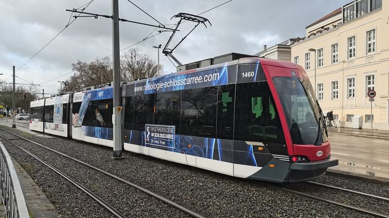 Eine Straßenbahn in Braunschweig fährt über Gleisschotter (Archivbild): Statt grauen Steinen sollen farbenfrohe Blumen Mensch und Tier erfreuen.