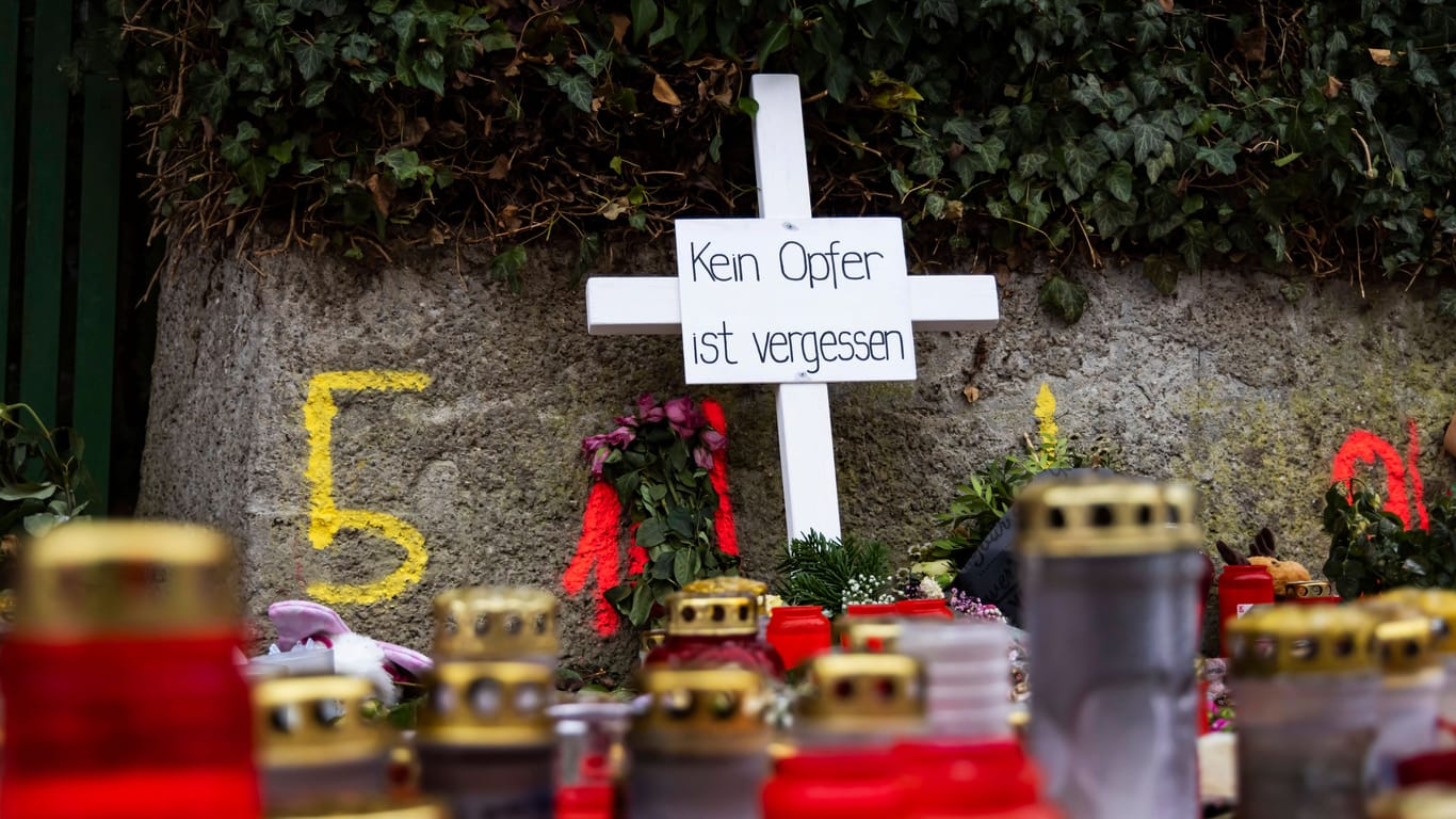 Gedenkstätte für das getötete Mädchen in Illerkirchberg (Archivbild): Der mutmaßliche Täter wurde nun wegen Mordes angeklagt.