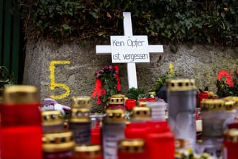 Gedenkstätte für das getötete Mädchen in Illerkirchberg (Archivbild): Der mutmaßliche Täter wurde nun wegen Mordes angeklagt.
