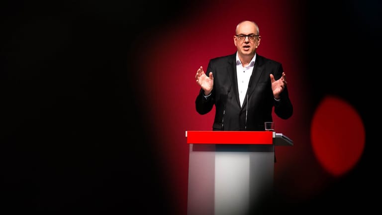 Andreas Bovenschulte, Bürgermeister von Bremen, spricht beim Landesparteitag der SPD.