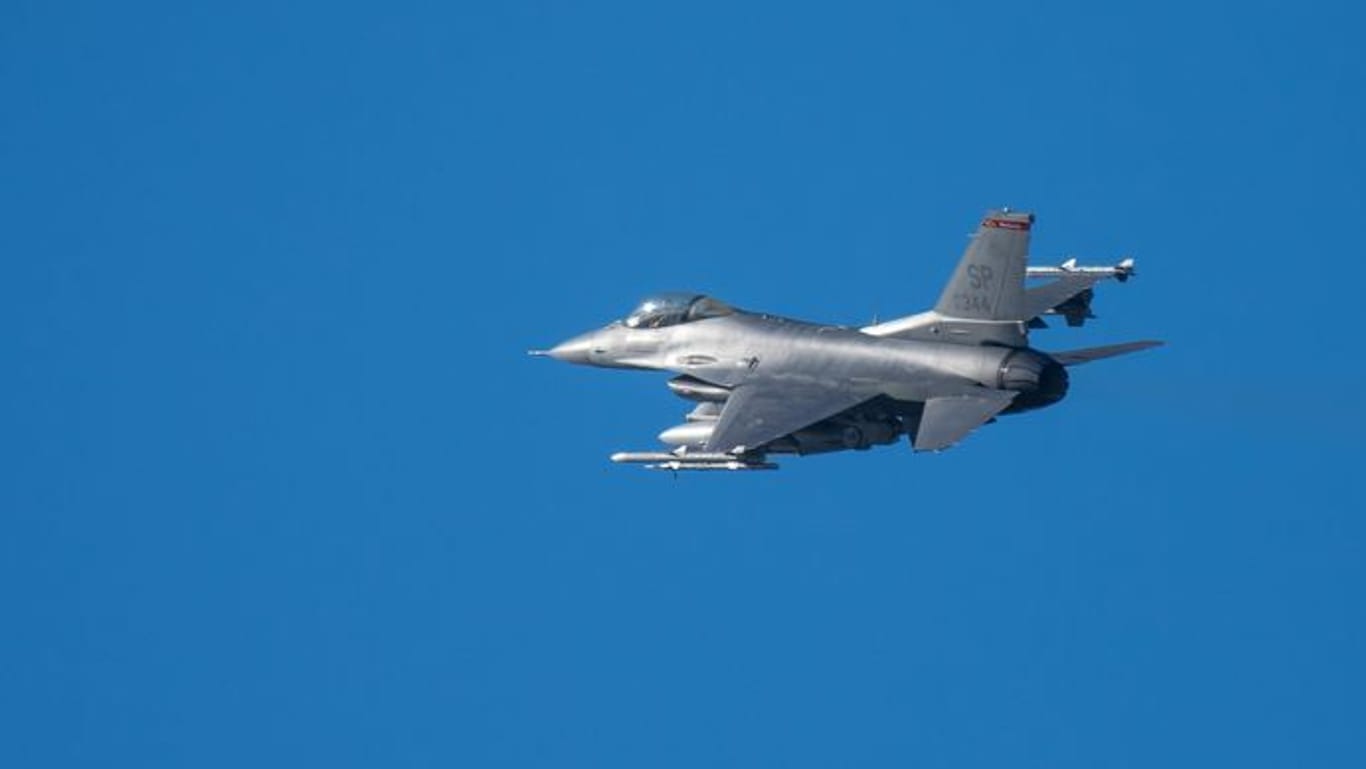 Ein US-Kampfflugzeug vom Typ F-16 (Symbolbild): US-Präsident Joe Biden hat den Abschuss eines unbekannten Flugobjektes angeordnet.
