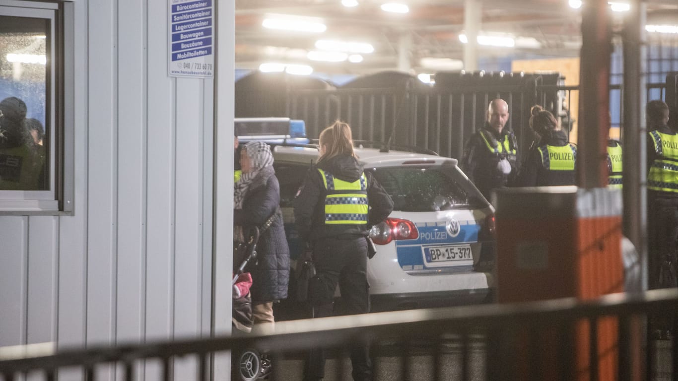 Beamte der Bundespolizei vor der Unterkunft in Hamburg-Harburg: Mit einem Großaufgebot konnte eine Eskalation verhindert werden.
