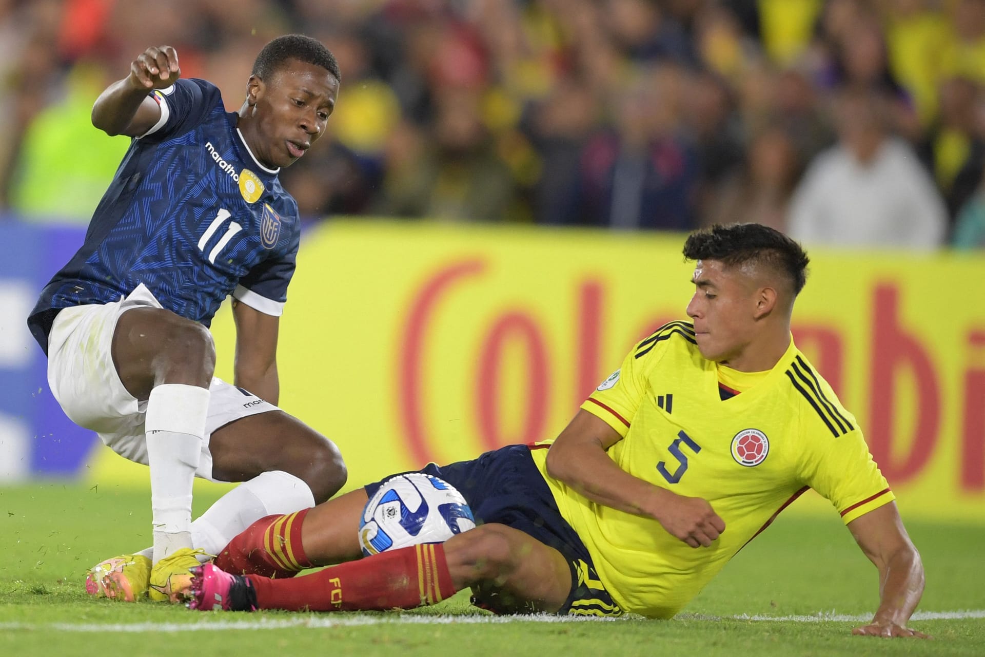 Kevin Mantilla (r.) bei einem Spiel der U20-Südamerikameisterschaft: Der Innenverteidiger hat einem Bericht zufolge das Interesse von Liverpool geweckt.