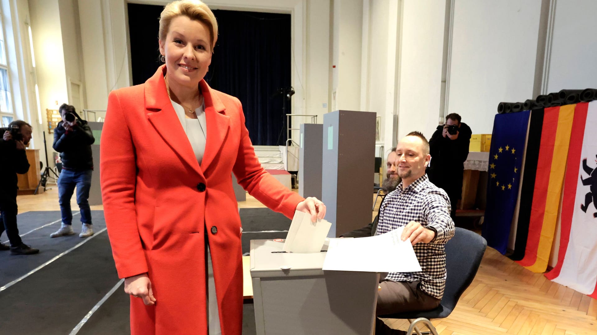 Franziska Giffey (SPD) wirft ihren Stimmzettel ein: Die ursprünglich eingesetzte Mülltonne musste weichen. Franziska Giffey (SPD) wirft ihren Stimmzettel ein: Die ursprünglich eingesetzte Mülltonne musste weichen.