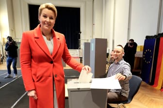 Franziska Giffey (SPD) wirft ihren Stimmzettel ein: Die ursprünglich eingesetzte Mülltonne musste weichen.