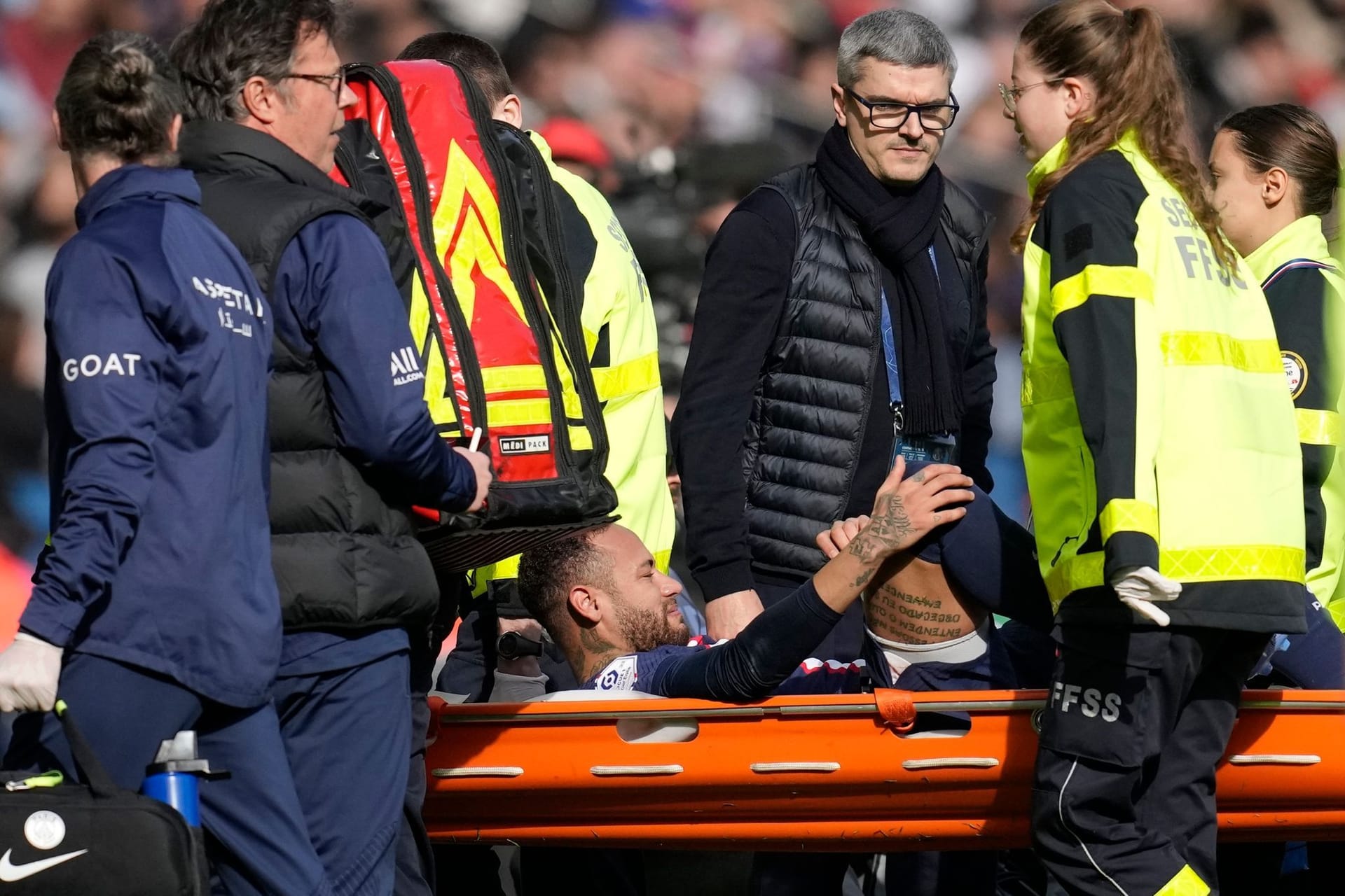 Der verletzte Neymar (M) von PSG wird vom Feld getragen: Ist der Brasilianer bis zum Rückspiel gegen die Bayern am 8. März wieder fit?
