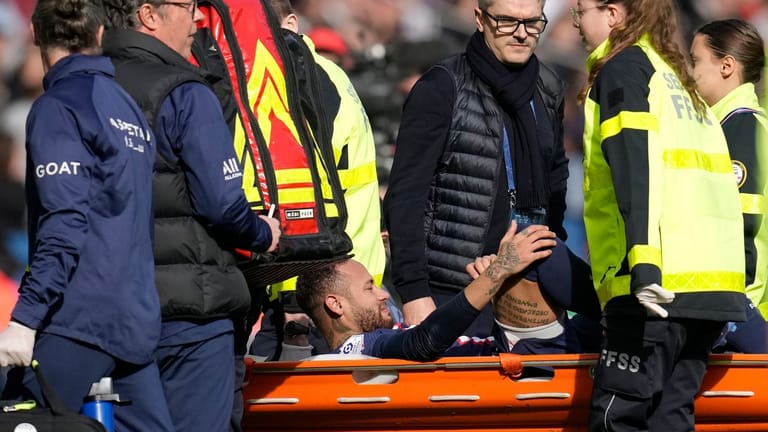 Der verletzte Neymar (M) von PSG wird vom Feld getragen: Ist der Brasilianer bis zum Rückspiel gegen die Bayern am 8. März wieder fit?