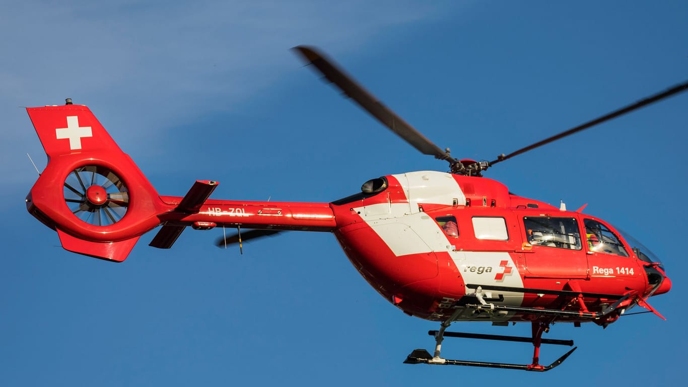 Hubschrauber der schweizerischen Rettungsflugwacht (Archivbild): Mit so einem Helikopter wurde der 19-Jährige in die Klinik gebracht.