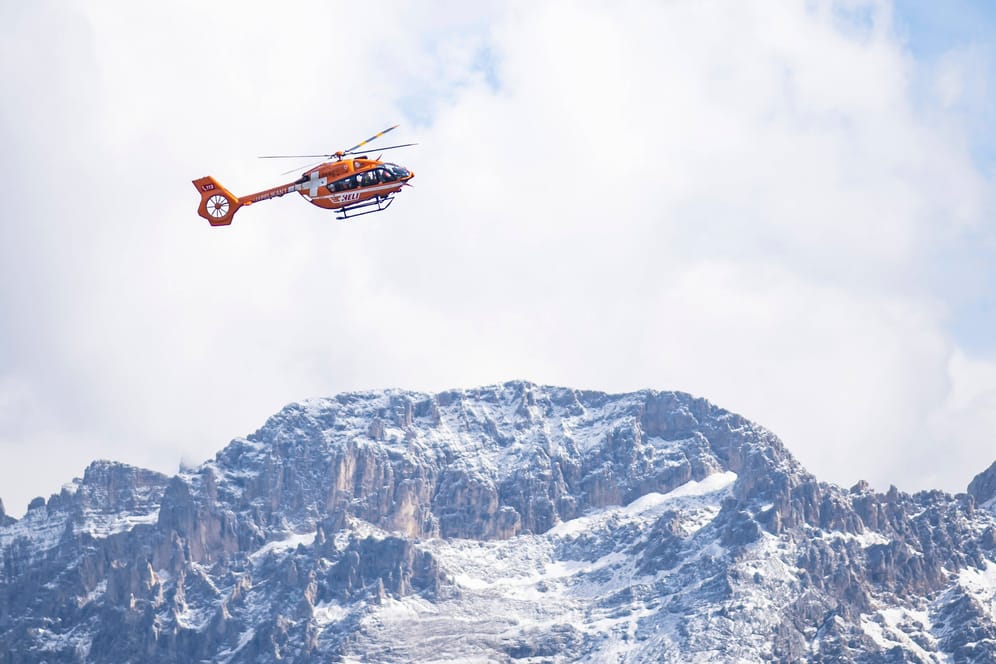 Helikopter der Bergrettung in Südtirol (Archiv): 40 Einsatzkräfte rückten zur Unglücksstelle rund 80 Kilometer östlich von Bozen aus.