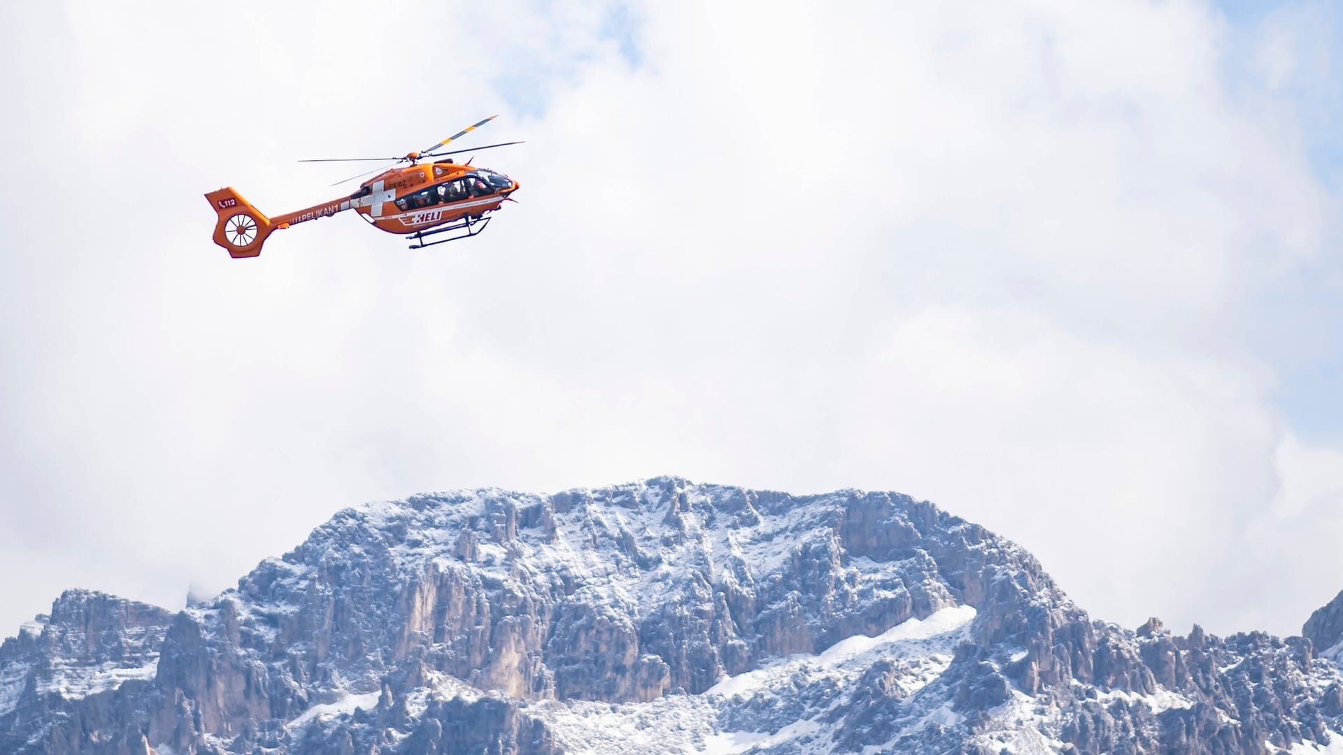 Helikopter der Bergrettung in Südtirol (Archiv): 40 Einsatzkräfte rückten zur Unglücksstelle rund 80 Kilometer östlich von Bozen aus.