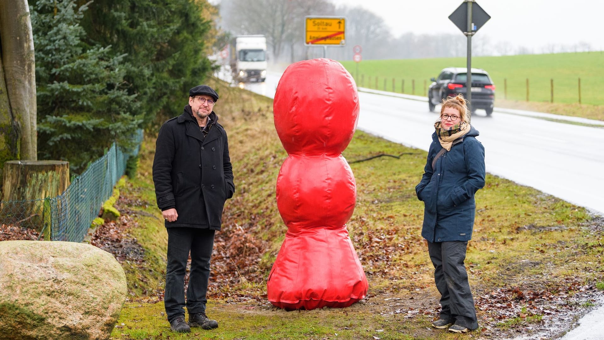 Michael Dörner (l), Professor an der Kunsthochschule Ottersberg, und Kira Keune, Studentin, stehen an der Bundesstraße 209 neben einem Kunstobjekt (Archivfoto).