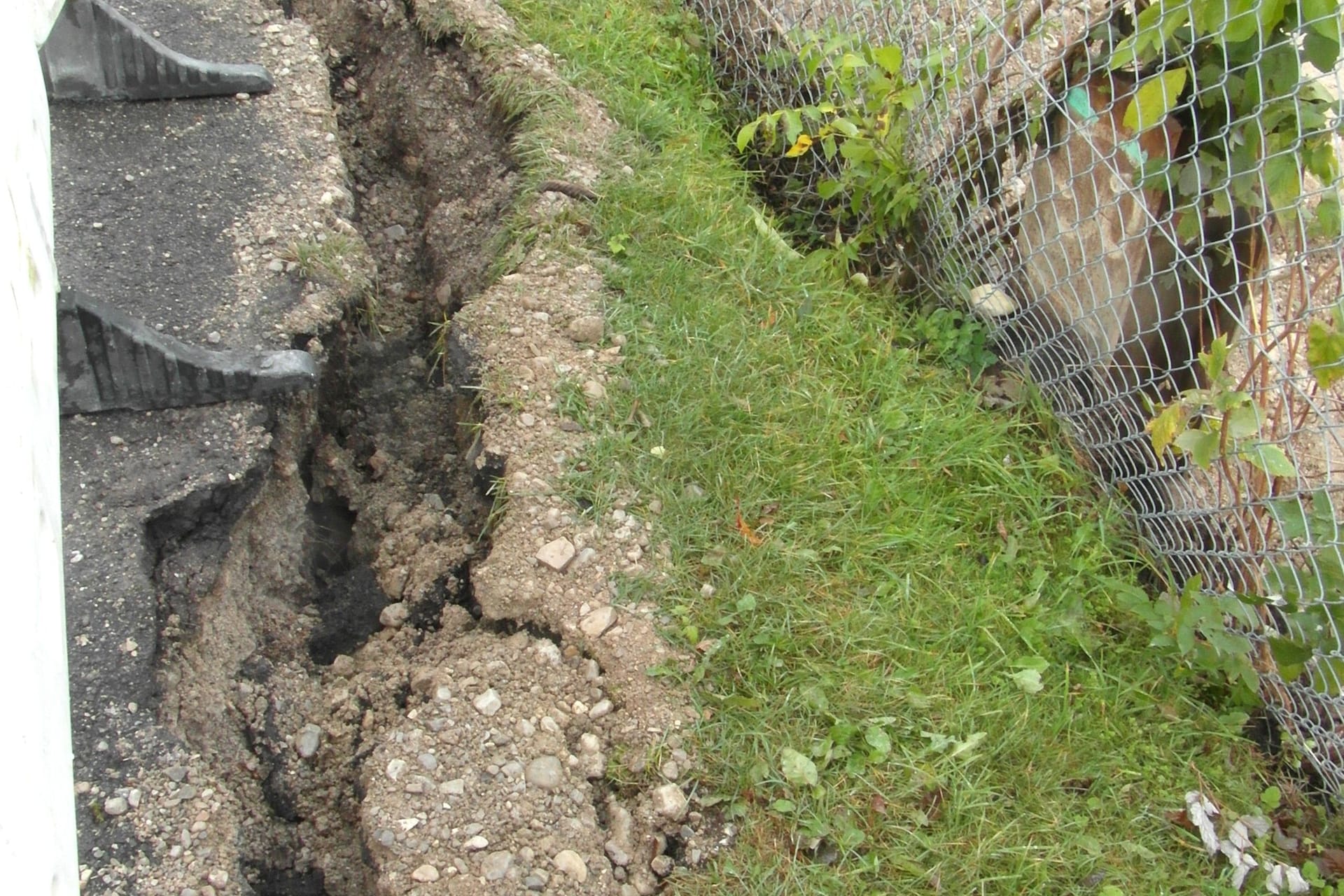 Riss auf dem Nachbargrundstück einer Baustelle am Tegernsee (Archvibild): Um die Verantwortung dafür ging es nun in München vor Gericht.