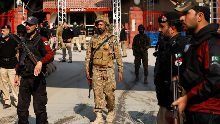 Soldaten und Polizisten vor der zerstörten Moschee in Peshawar: Pakistan will "Gespräche mit der Führungsspitze" der Taliban führen.
