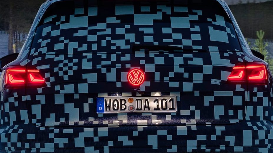 Erster Vorschmack: VW lässt sein Markenemblem am Heck des facegelifteten Touareg leuchten.