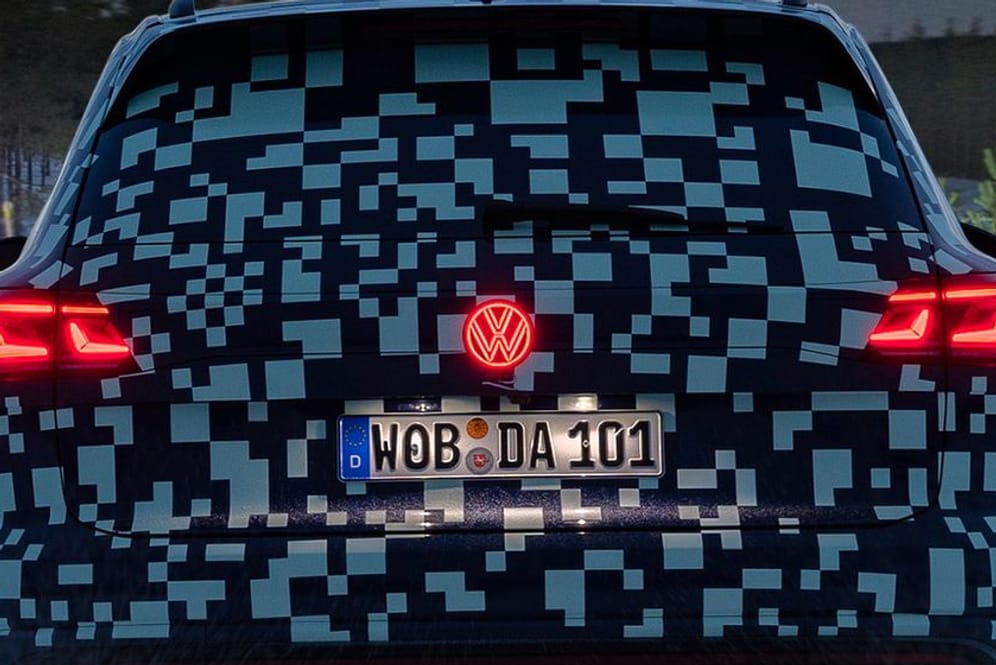 Erster Vorschmack: VW lässt sein Markenemblem am Heck des facegelifteten Touareg leuchten.