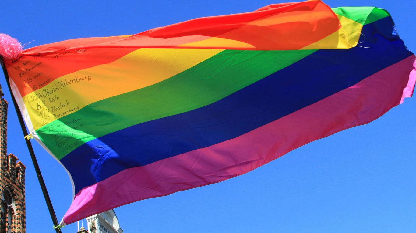 Eine Regenbogenfahne (Symbolbild): Besonders queere Menschen sind von Diskriminierung betroffen.