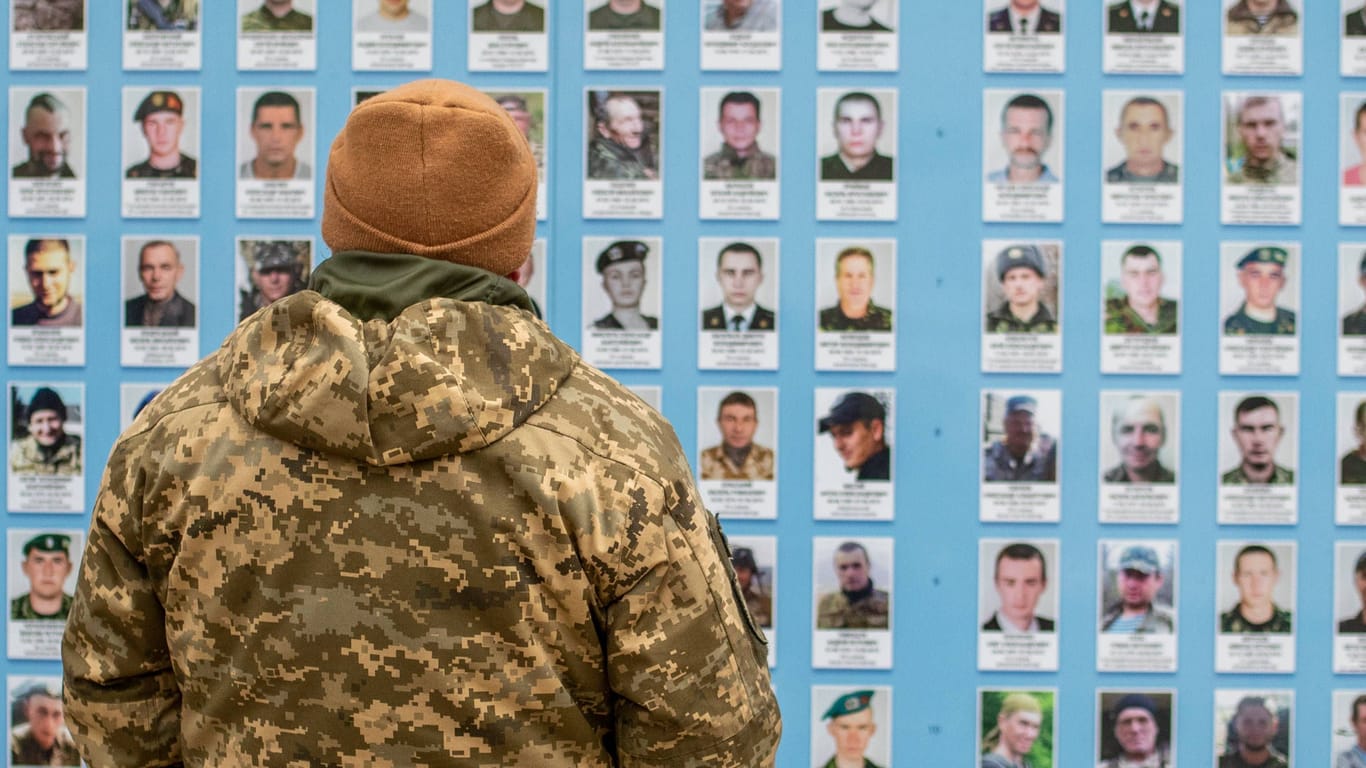 Eine Wand in Erinnerung an die gefallenen Soldaten: Ein Jahr ist der russische Angriff auf die Ukraine nun her.