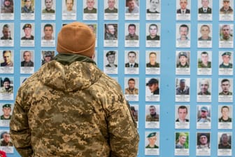 Eine Wand in Erinnerung an die gefallenen Soldaten: Ein Jahr ist der russische Angriff auf die Ukraine nun her.