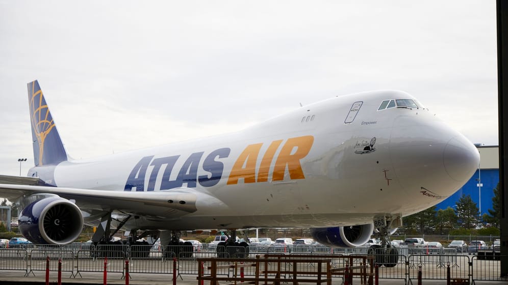 Die letzte Boeing 747 wird im Montagewerk während einer Zeremonie zur Auslieferung des Jumbo-Jets an Atlas Air ausgestellt.