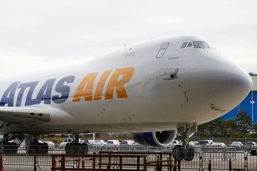 Die letzte Boeing 747 wird im Montagewerk während einer Zeremonie zur Auslieferung des Jumbo-Jets an Atlas Air ausgestellt.