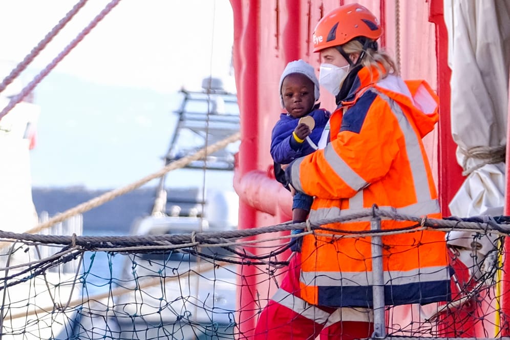 Eine Helferin trägt ein kleines Kind im Hafen von Neapel an Land: Die Zahl derjenigen, die Europa über das Mittelmeer erreichen, steigt nach der Corona-Pause wieder an.
