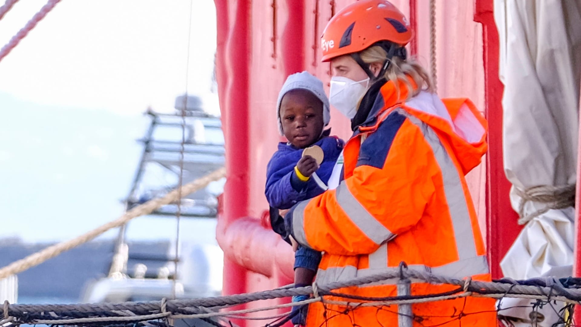 Eine Helferin trägt ein kleines Kind im Hafen von Neapel an Land: Die Zahl derjenigen, die Europa über das Mittelmeer erreichen, steigt nach der Corona-Pause wieder an.