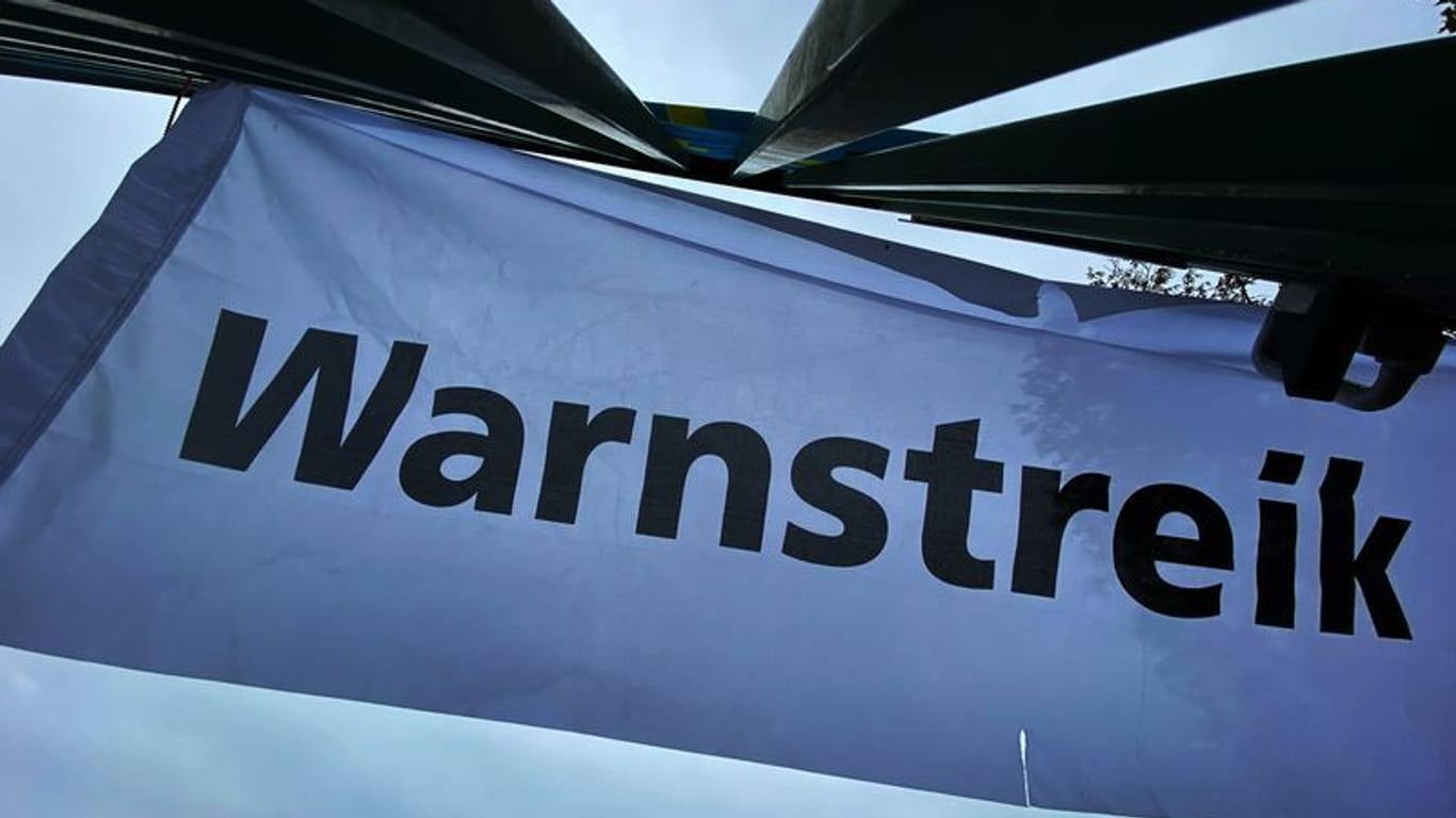 "Warnstreik" steht auf einem Transparent (Symbolbild): In Bremerhaven haben Beschäftigte die Arbeit niedergelegt.